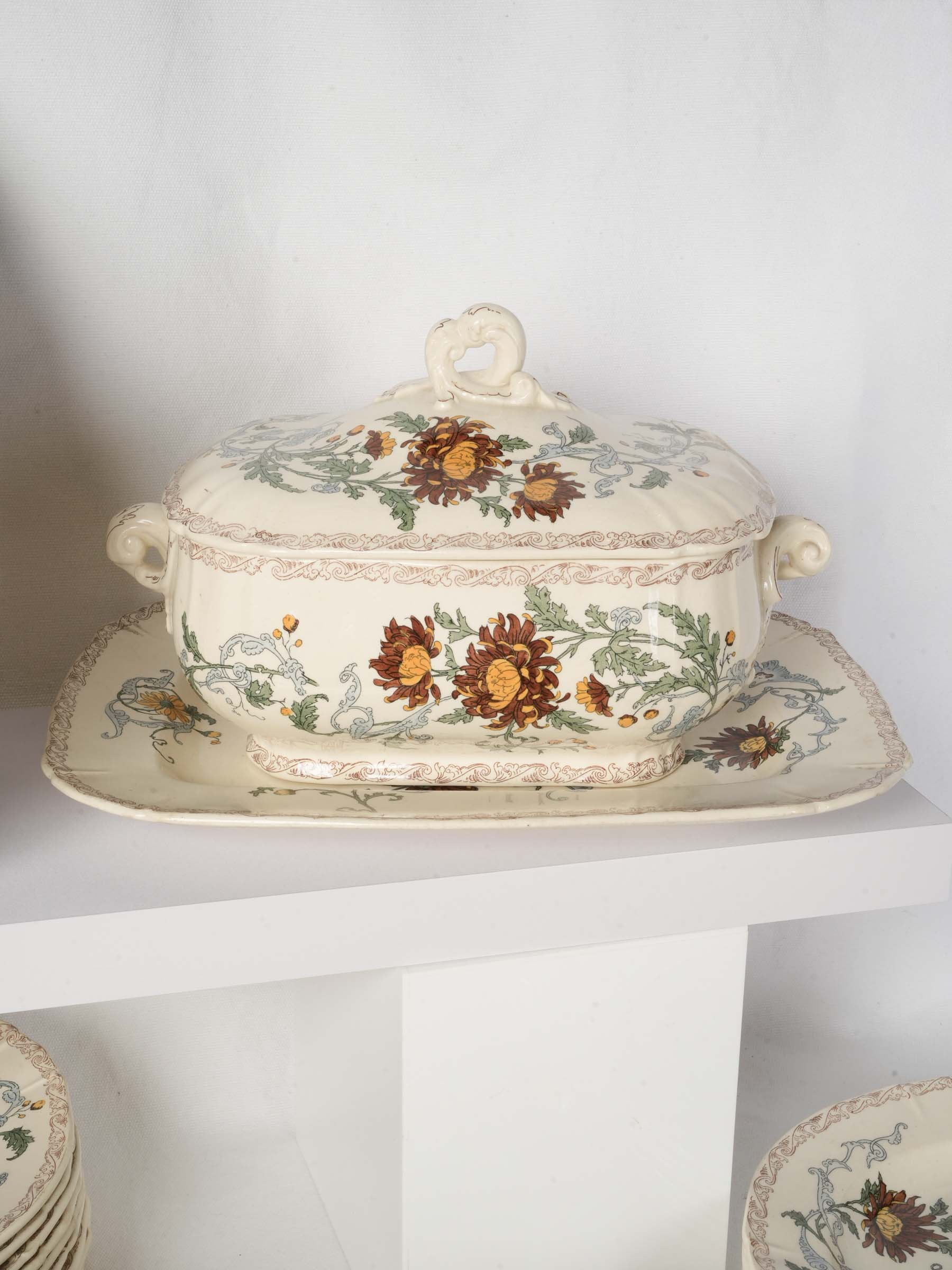 Timeworn moss green tableware