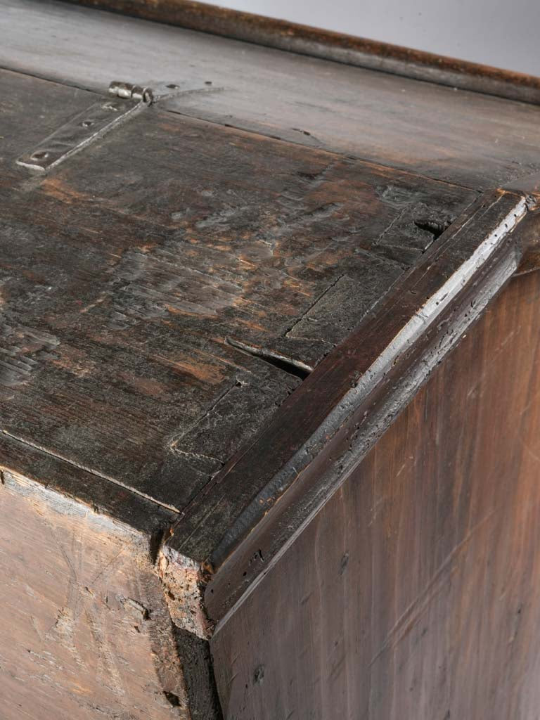 Unique verticle panel writing desk  
