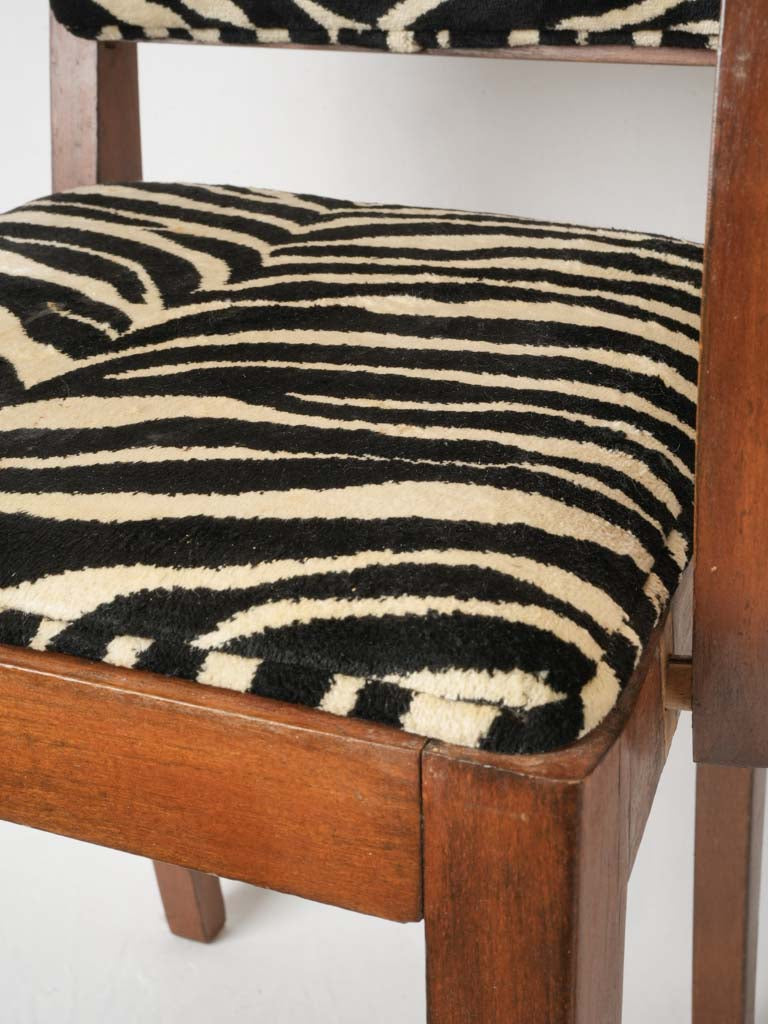 Elegant curved armrests chairs