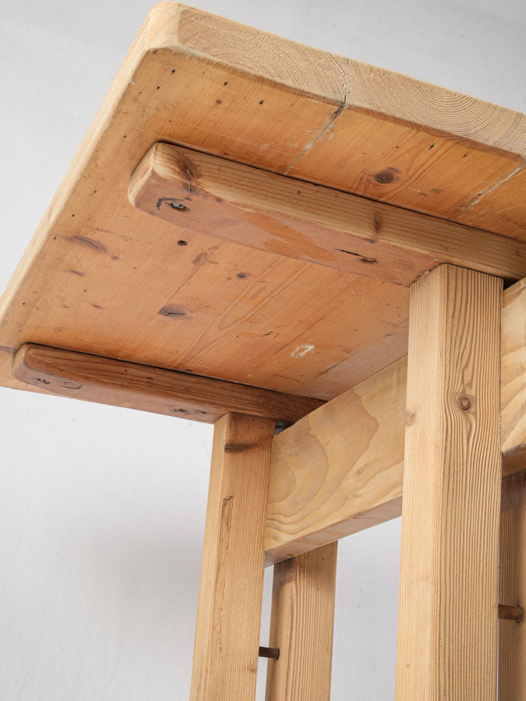 Functional minimalist Les Arcs table