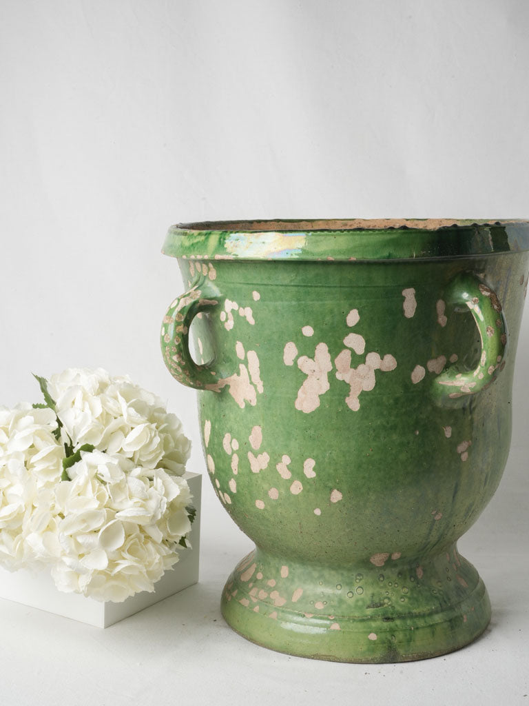 Elegant late 19th-century urn
