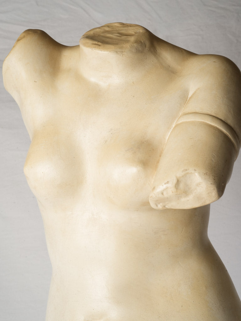 Dramatic serene antique-style decor