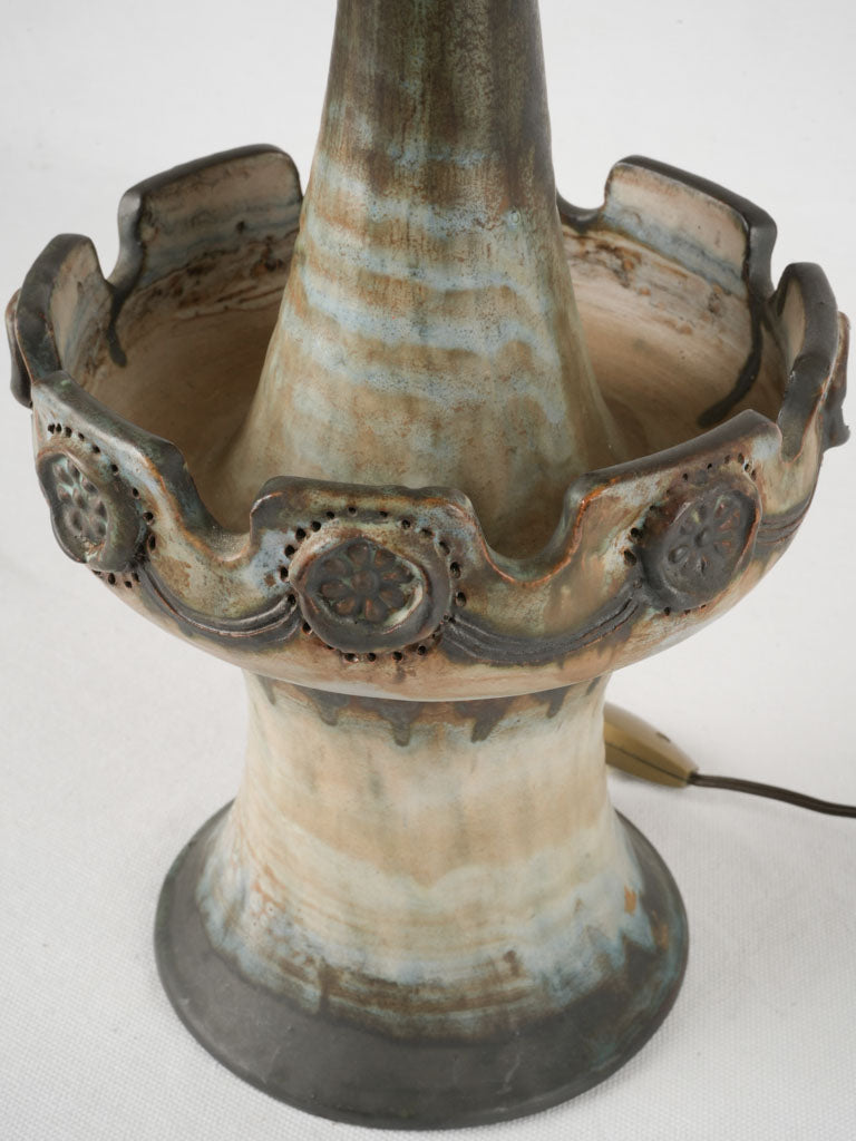 Timeless sculpted table lamp