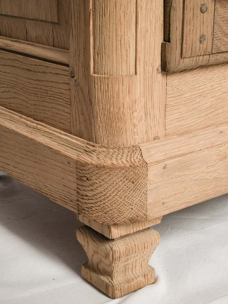 Blond tone wooden bonnetière