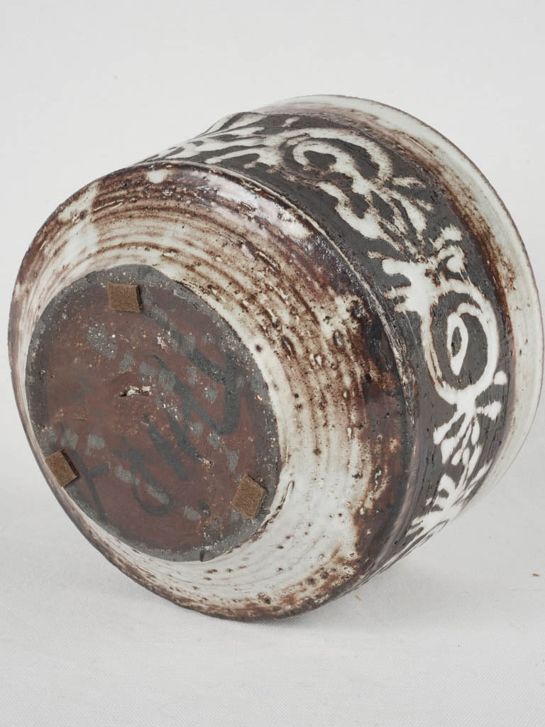 Classic black and white pot