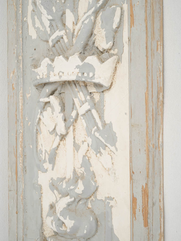 Refined gray and white decorative element