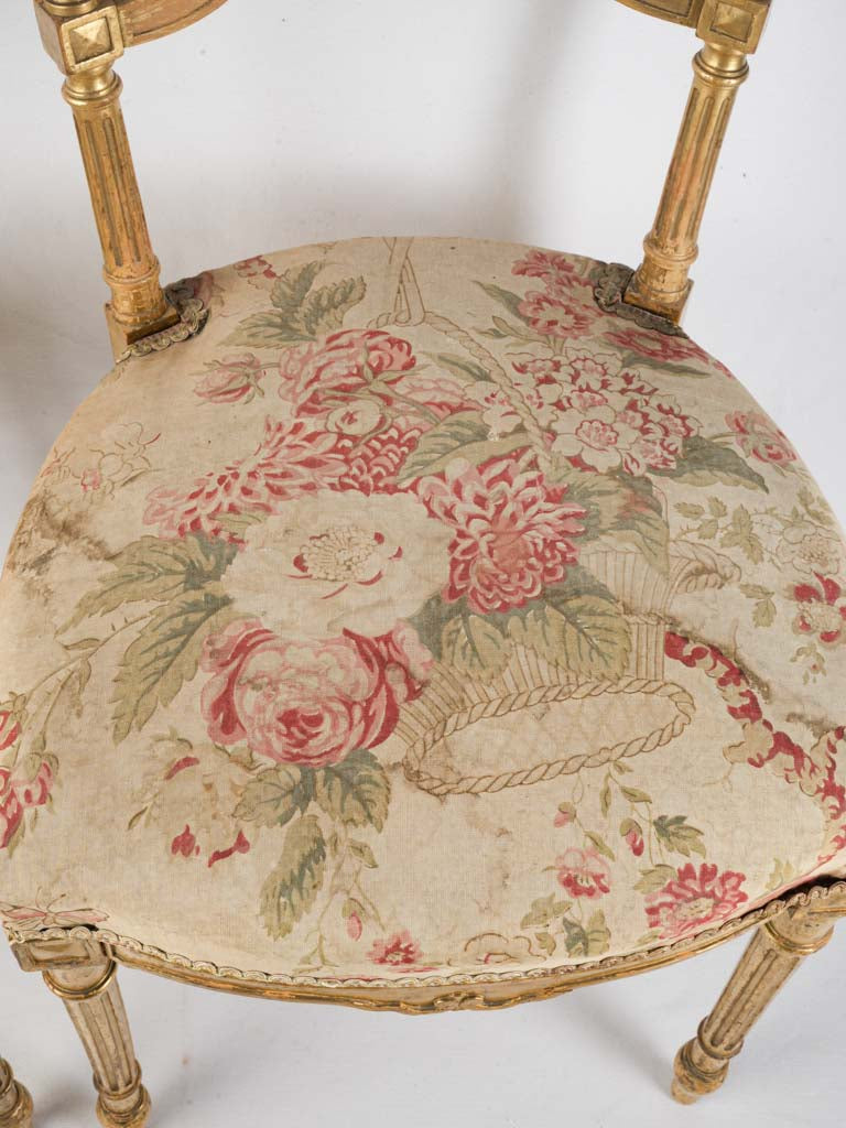 Decorative fluted front leg chair