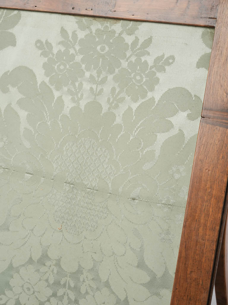 Sophisticated scalloped apron coiffeuse