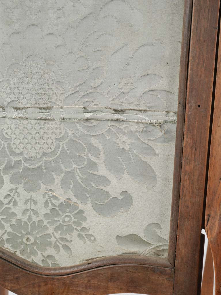 Delicate removable mirror vanity