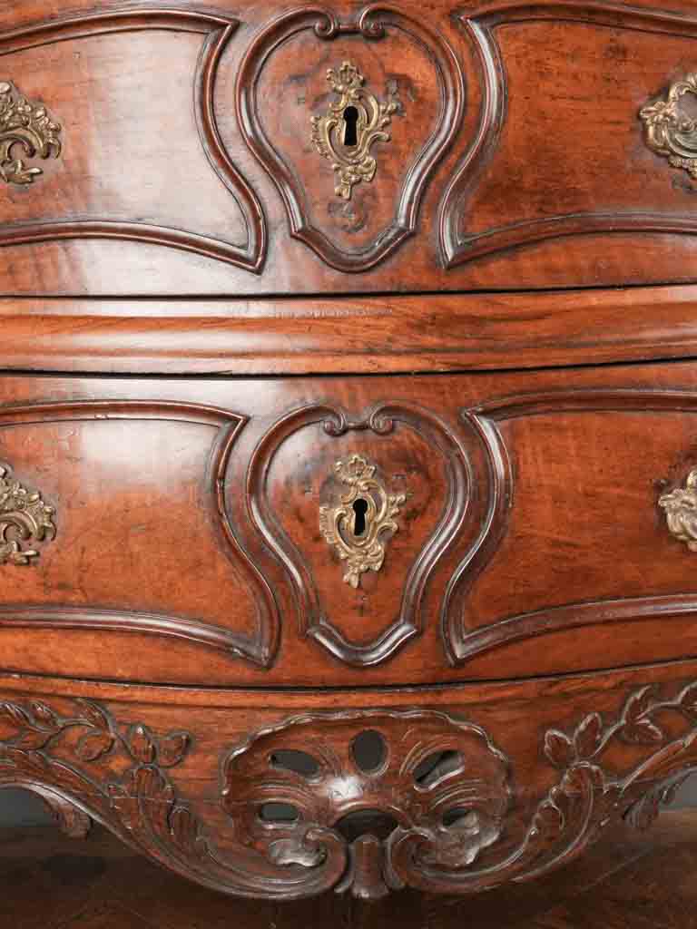 Elegant cloven-footed sauteuse commode