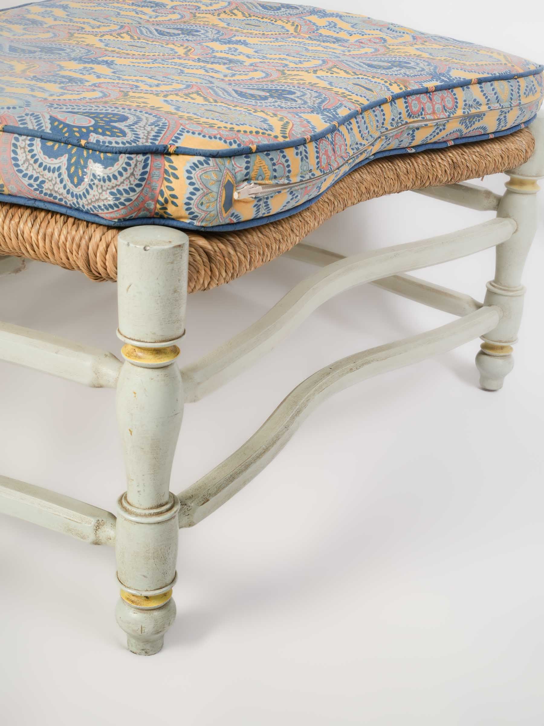 Graceful turned legs chair