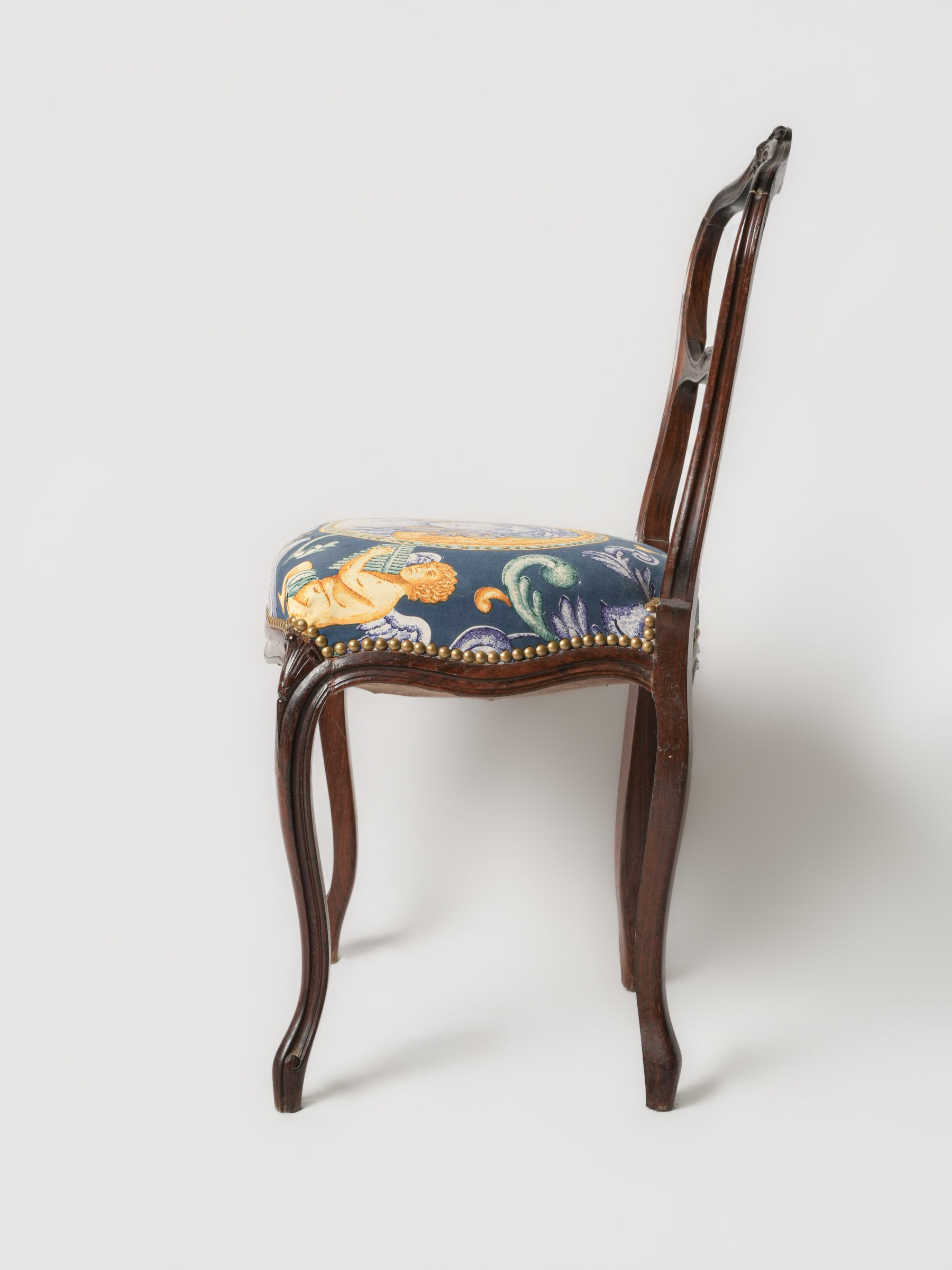 Refined serpentine seat accent chair