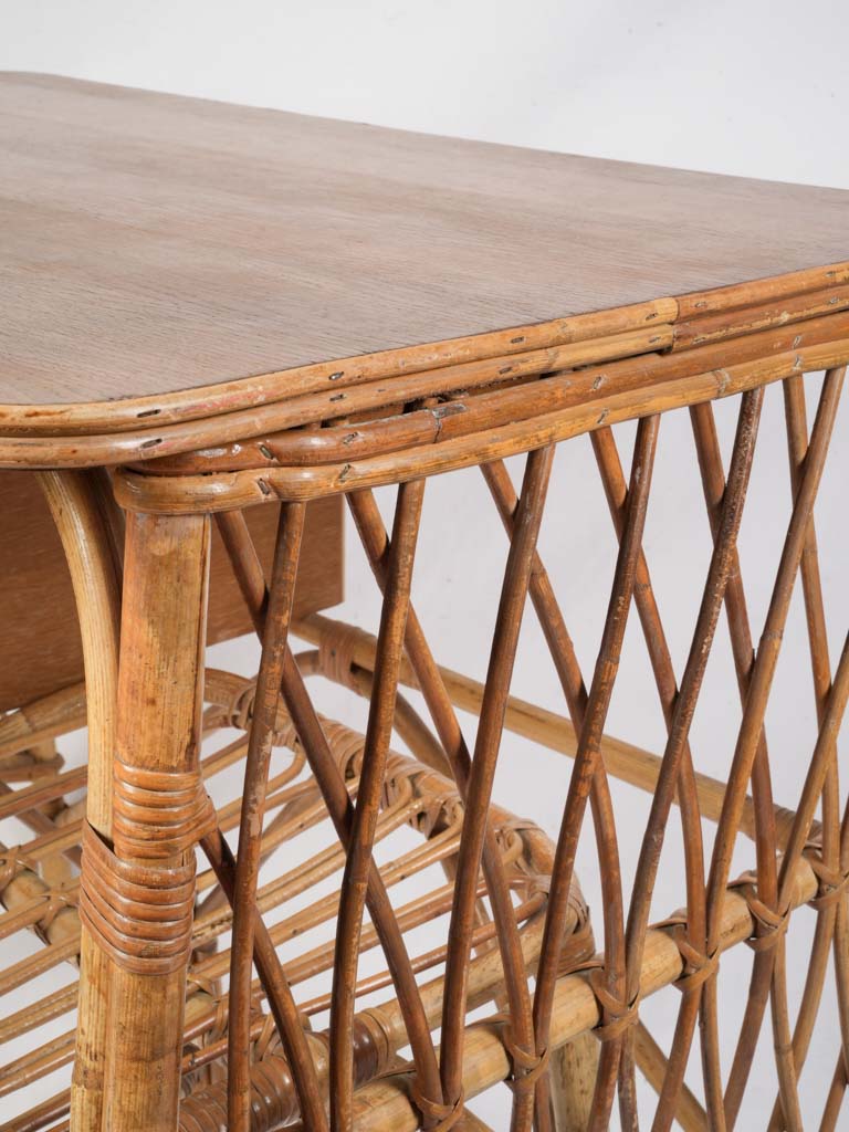 Finely woven rattan lattice design  