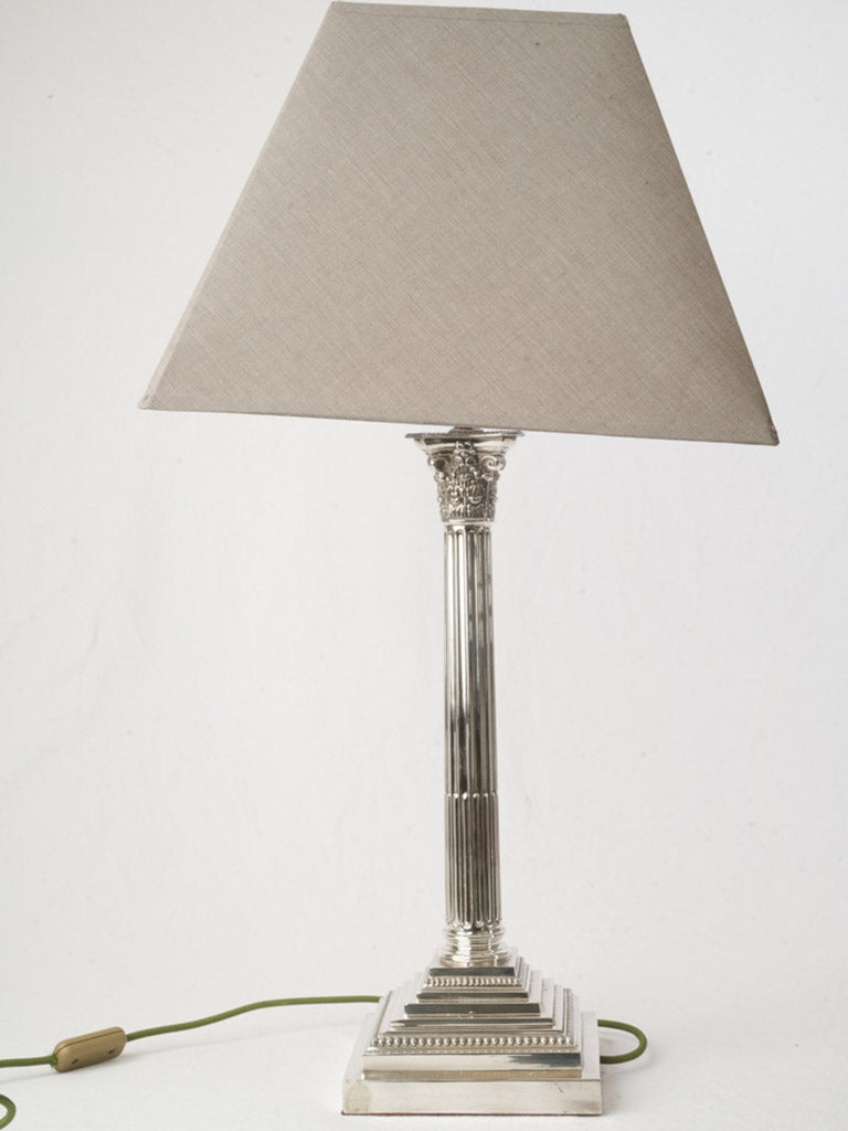 Elegant fluted shaft lamp