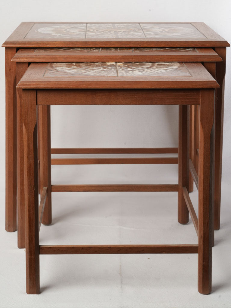 Harmonious organic material tables