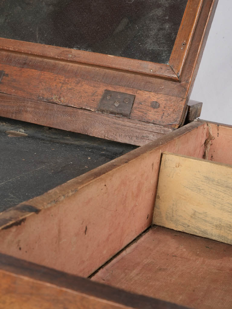 Decorative refinement French vanity table