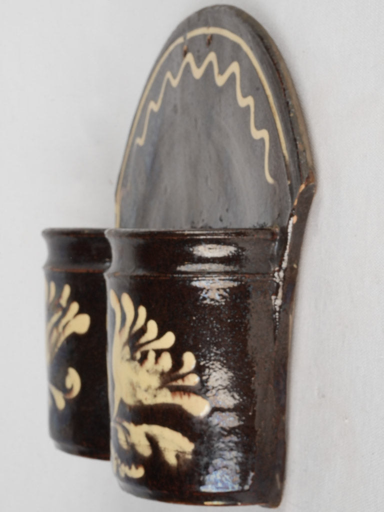 Expressive Rhône Valley clay strainer