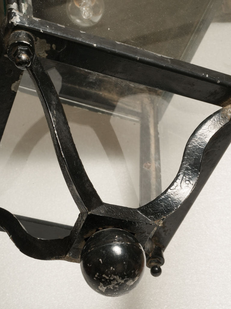 Spacious light-distributing lantern