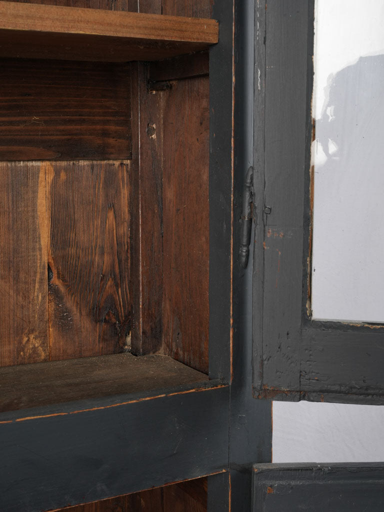 Distinctive antique design vitrine  