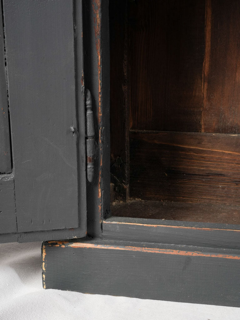 Timeless black patina vitrine  