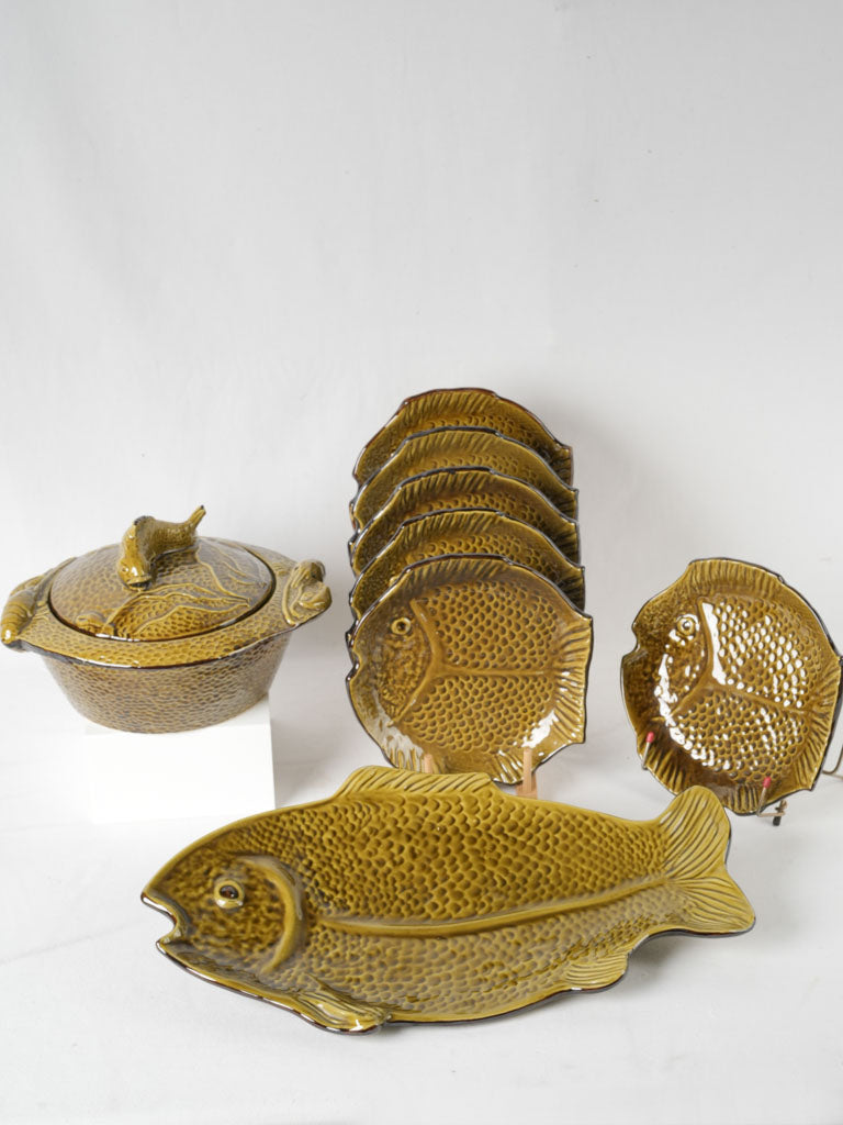 Vintage bouillabaisse service