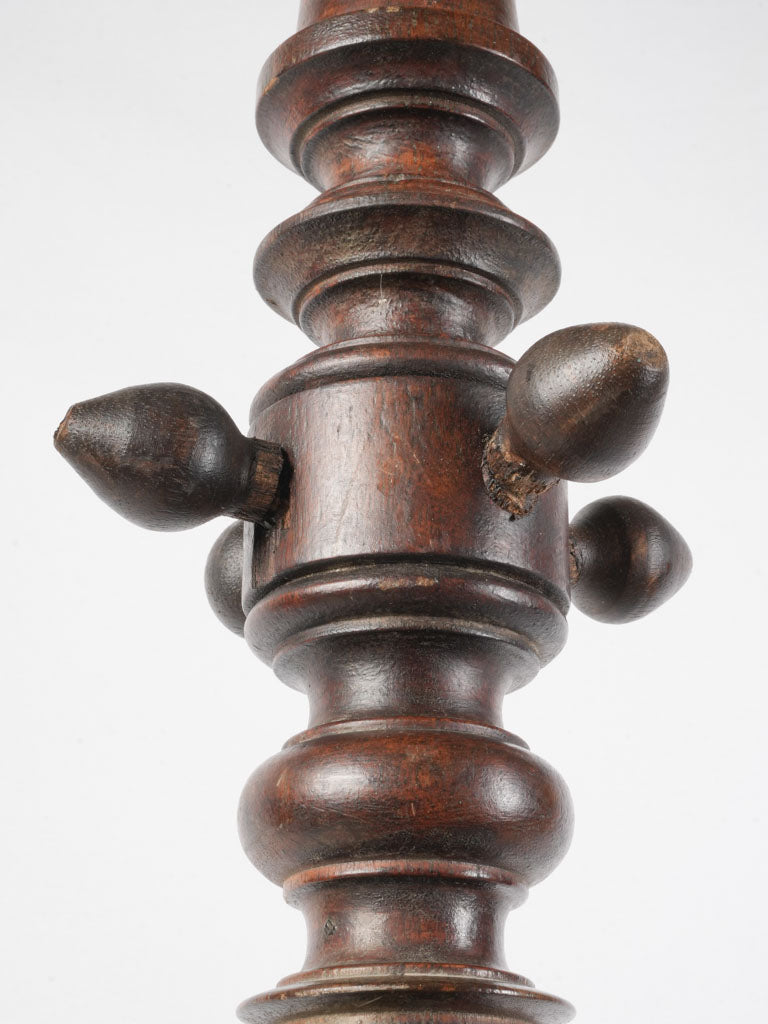 Classic design cue stand