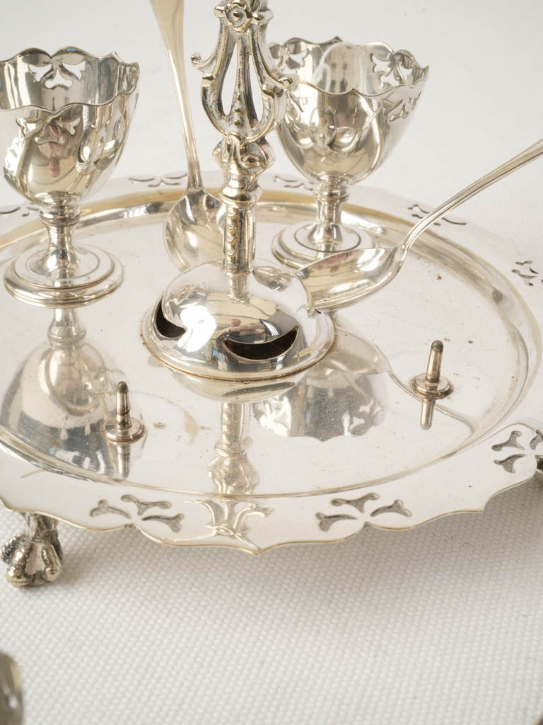 Refined scalloped rim egg set