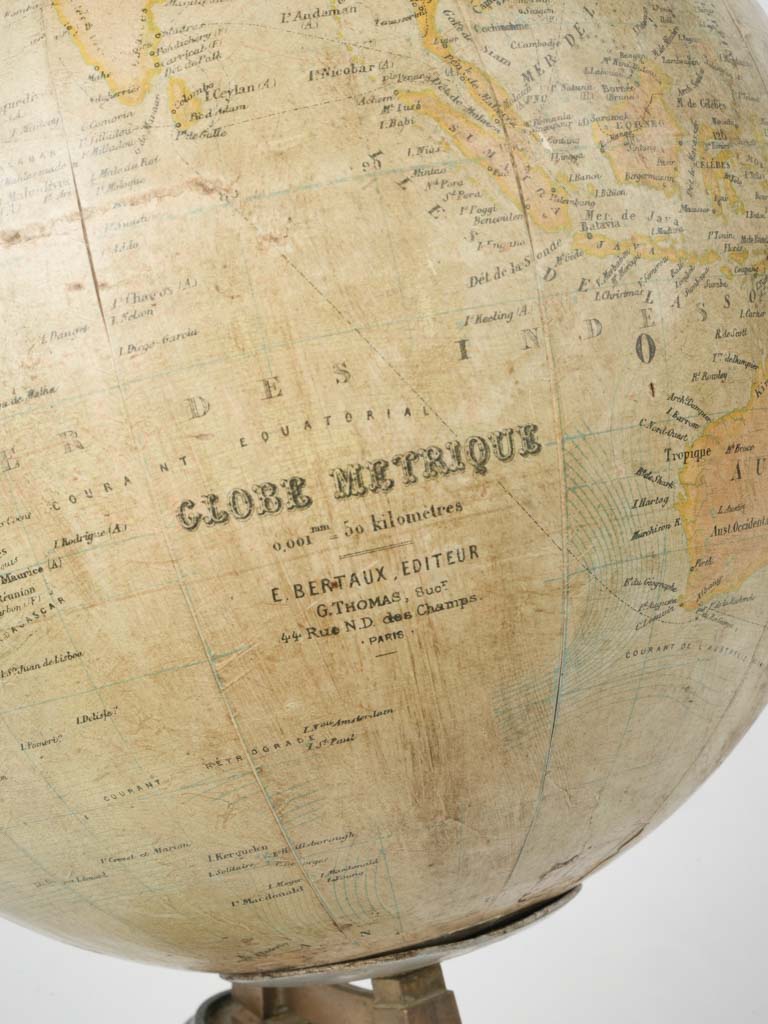Timelessly styled metric globe