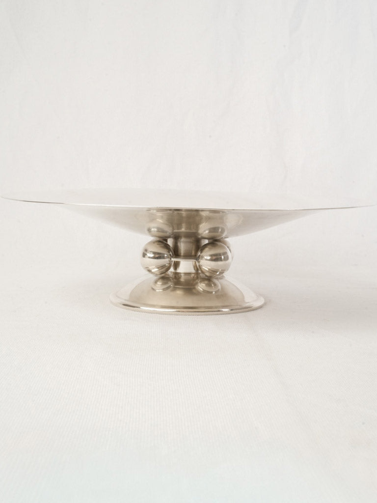 Mirror-like sleek tazza centerpiece