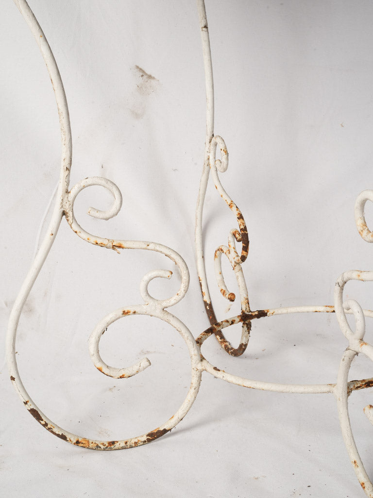 Finely latticed birdcage décor