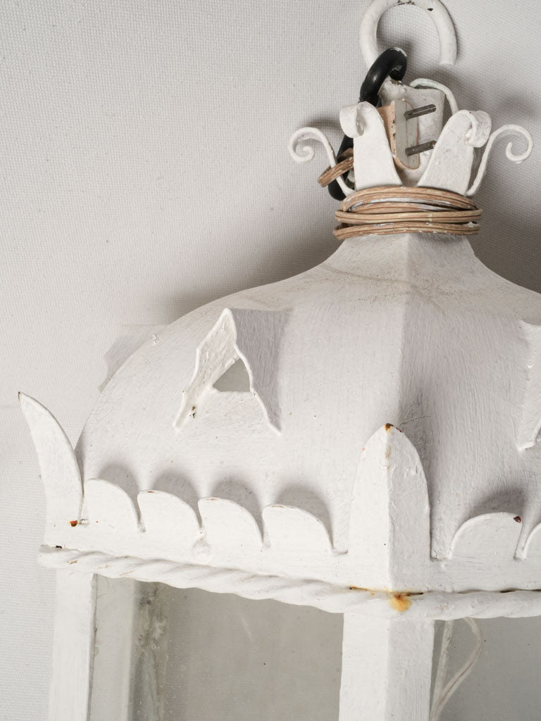 Rustic tassel motif lanterns