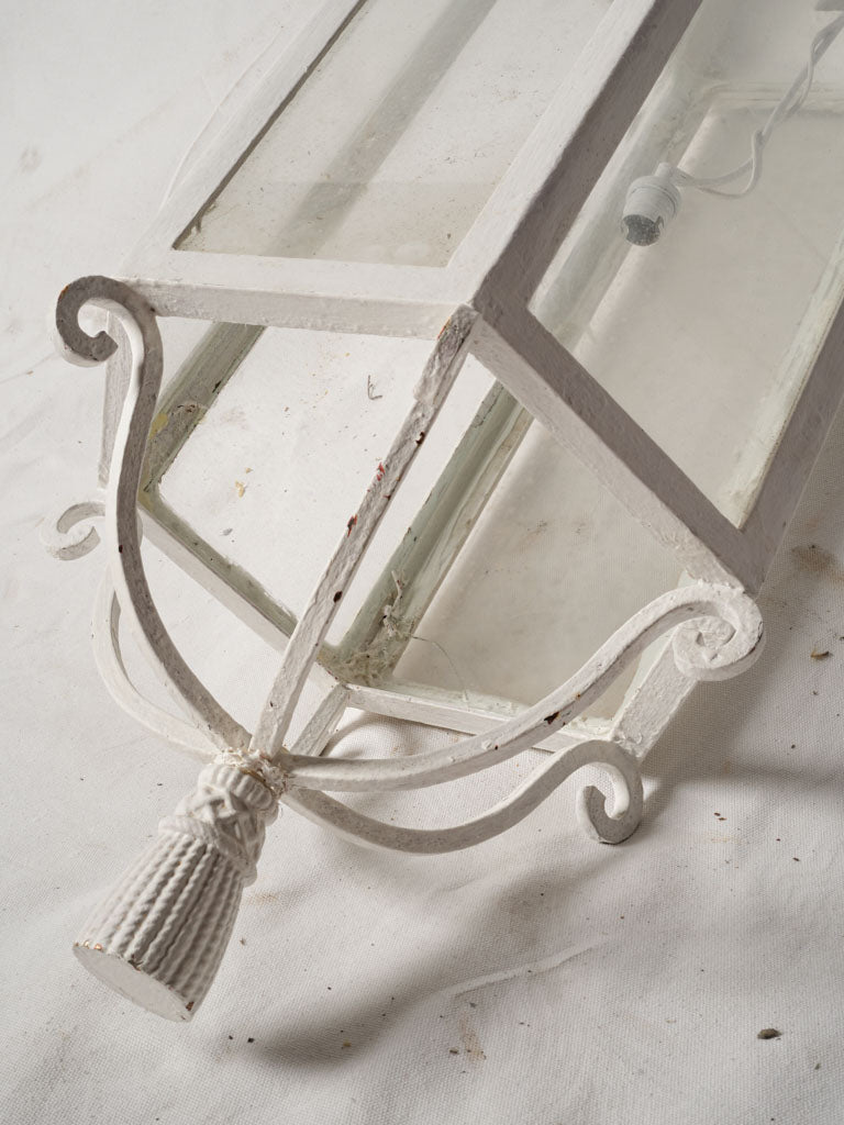 Gracefully scrolled support lanterns