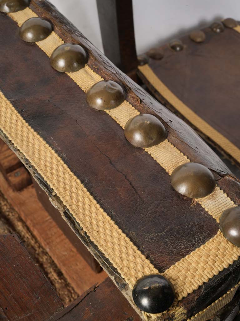 Prestigious wide-armrest armchair