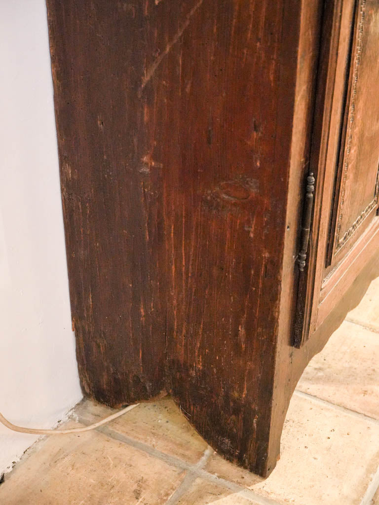 Compact artistic 18th-century armoire