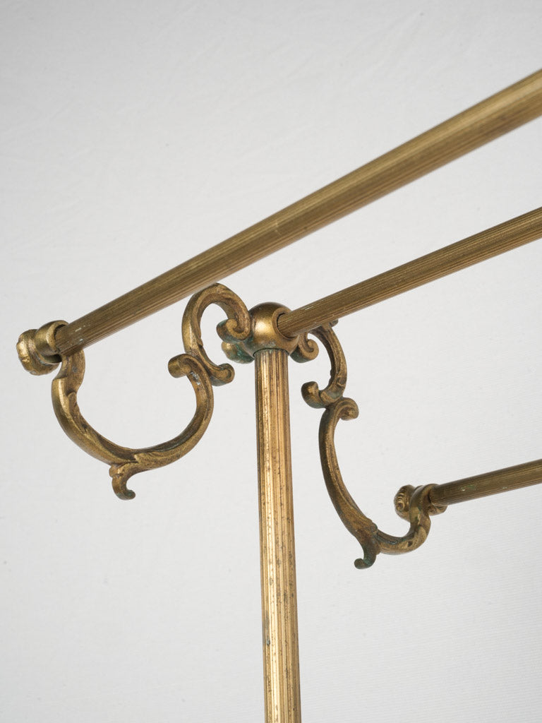 Reeded design towel stand