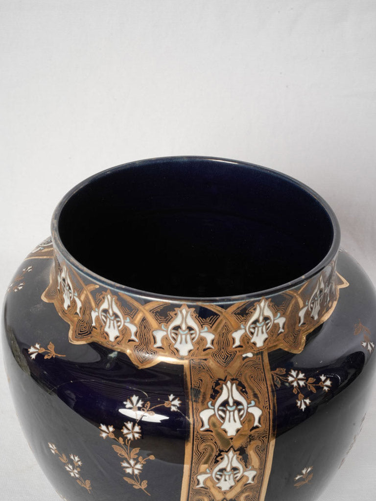 Refined floral Lunéville ceramic.