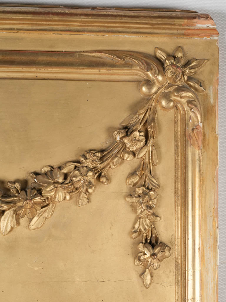 Regal, sculptural 1800s gold frame
