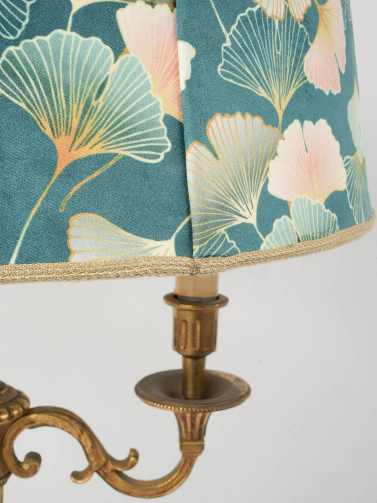 Acanthus leaf motif bronze lamp