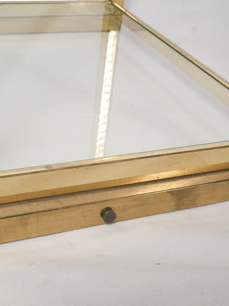 Transparent unobtrusive shelf stands