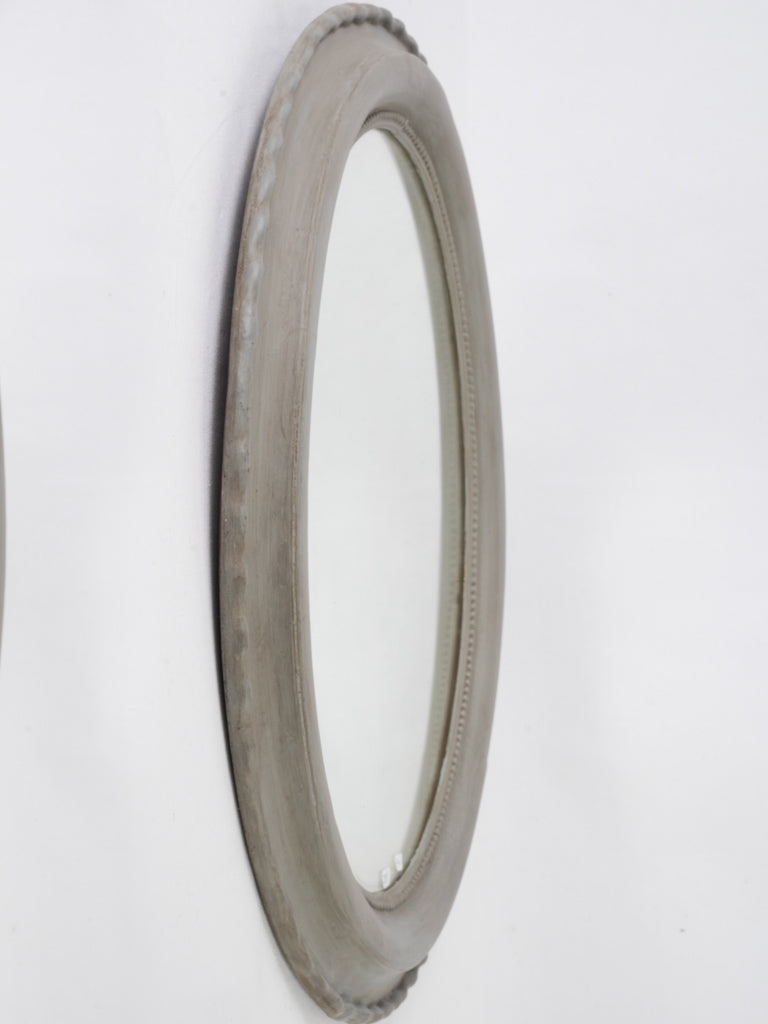 Traditional, charming oval mirror in gray