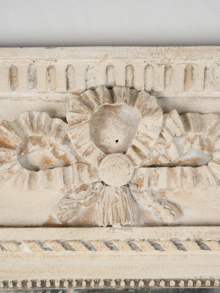 Charming Louis XVI-style home accent