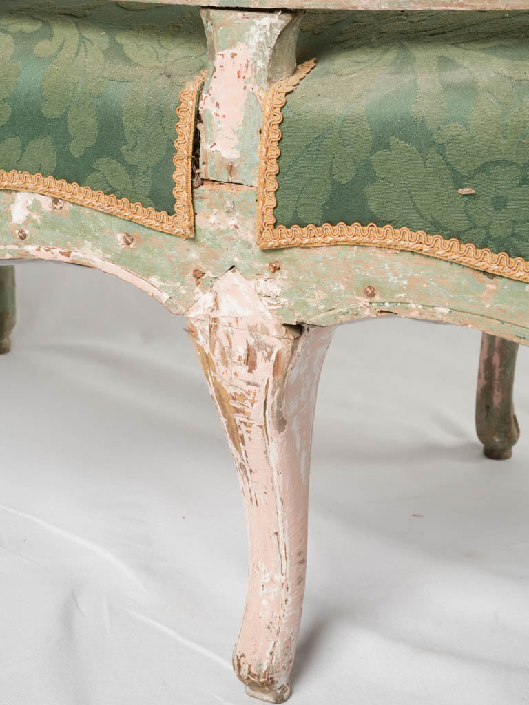 Elegant rose crest Louis XV