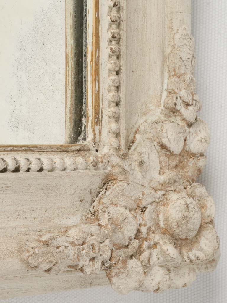 Floral detailed wall decor