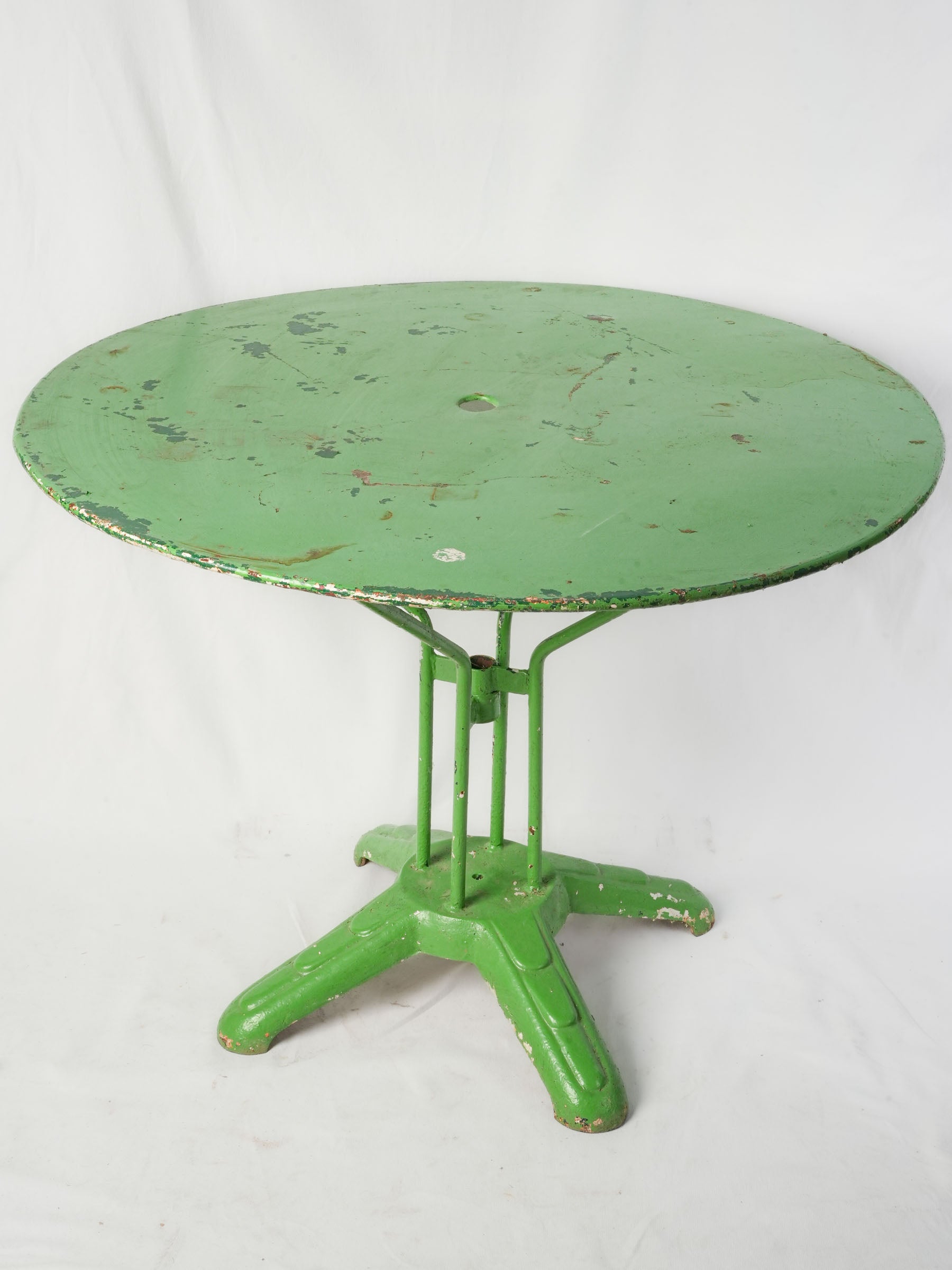 Cheerful 1960s Painted Iron Garden Table in Apple Green - 37¾"