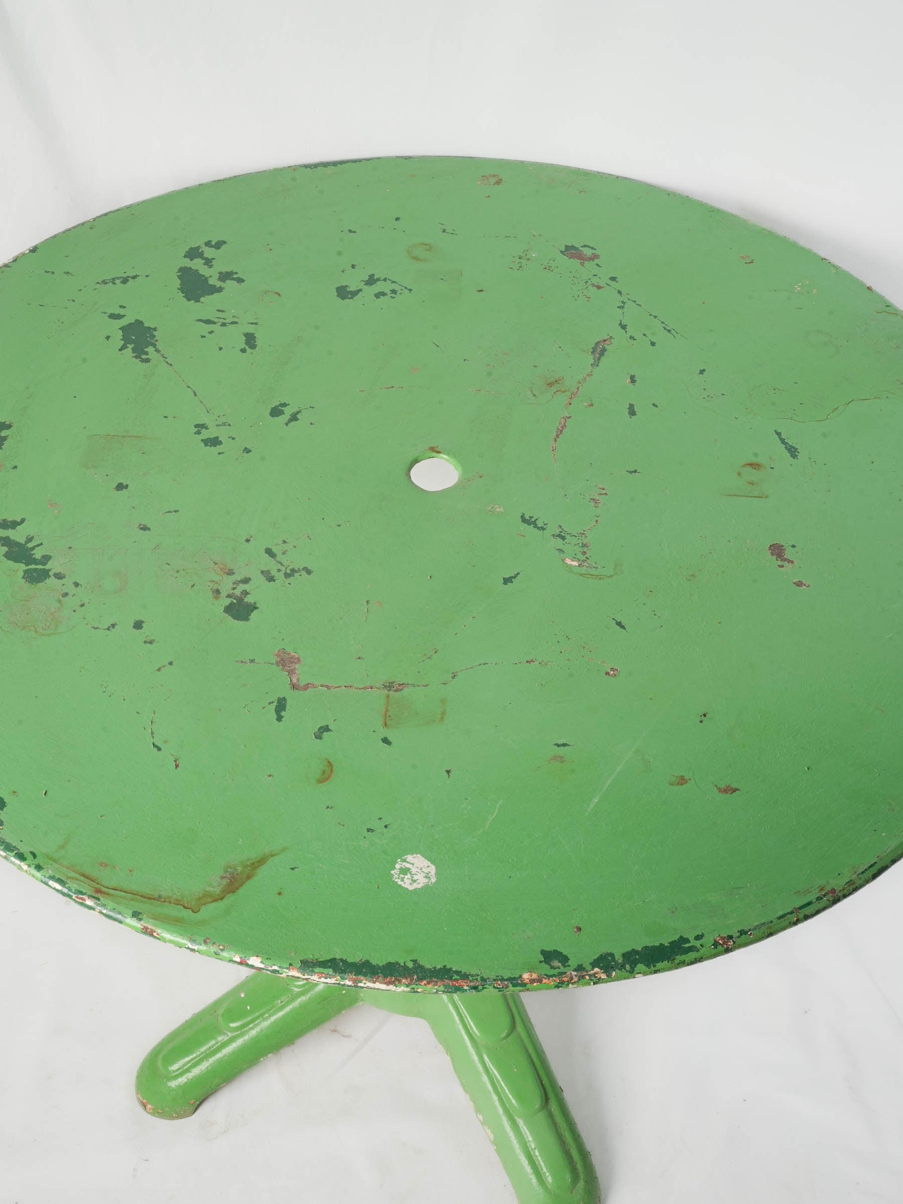 Cheerful 1960s Painted Iron Garden Table in Apple Green - 37¾"