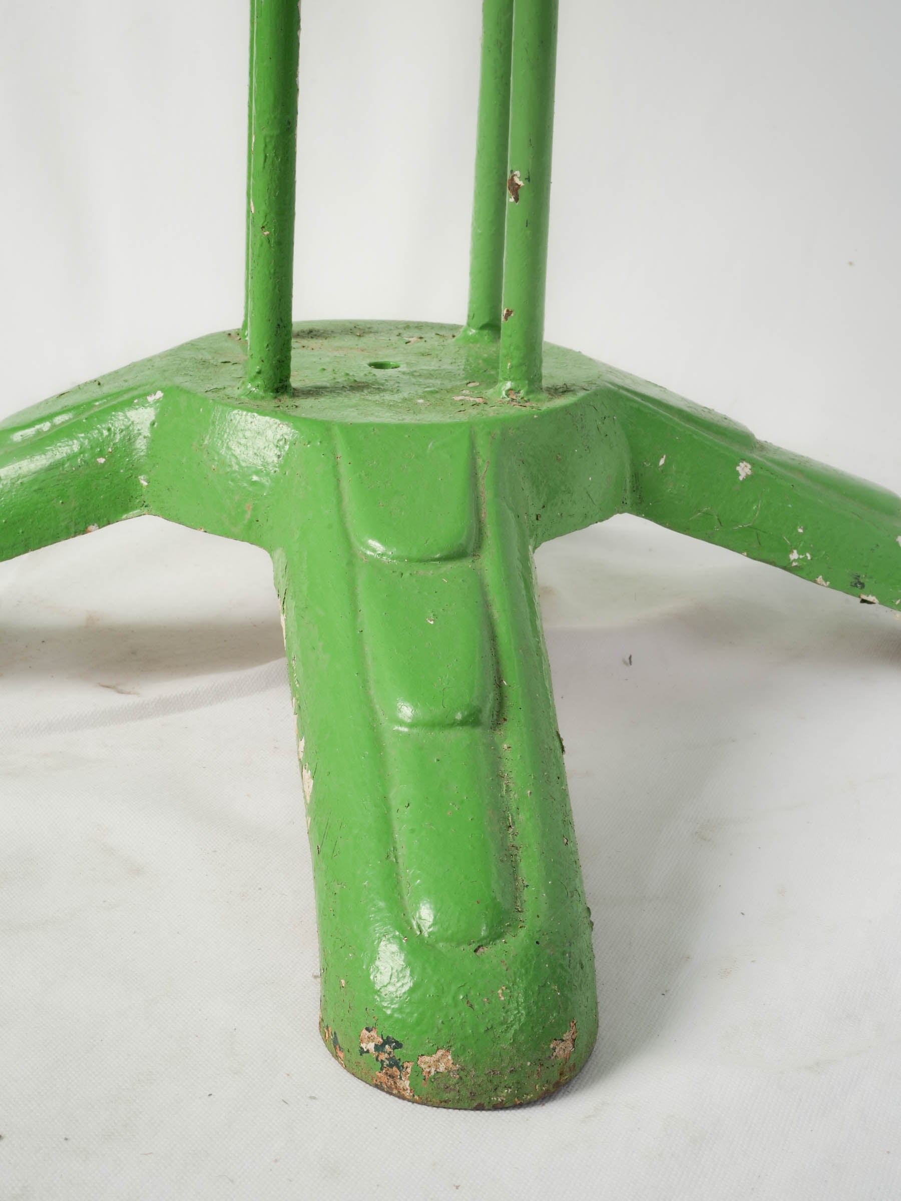 Cheerful 1960s Painted Iron Garden Table in Apple Green - 37¾"