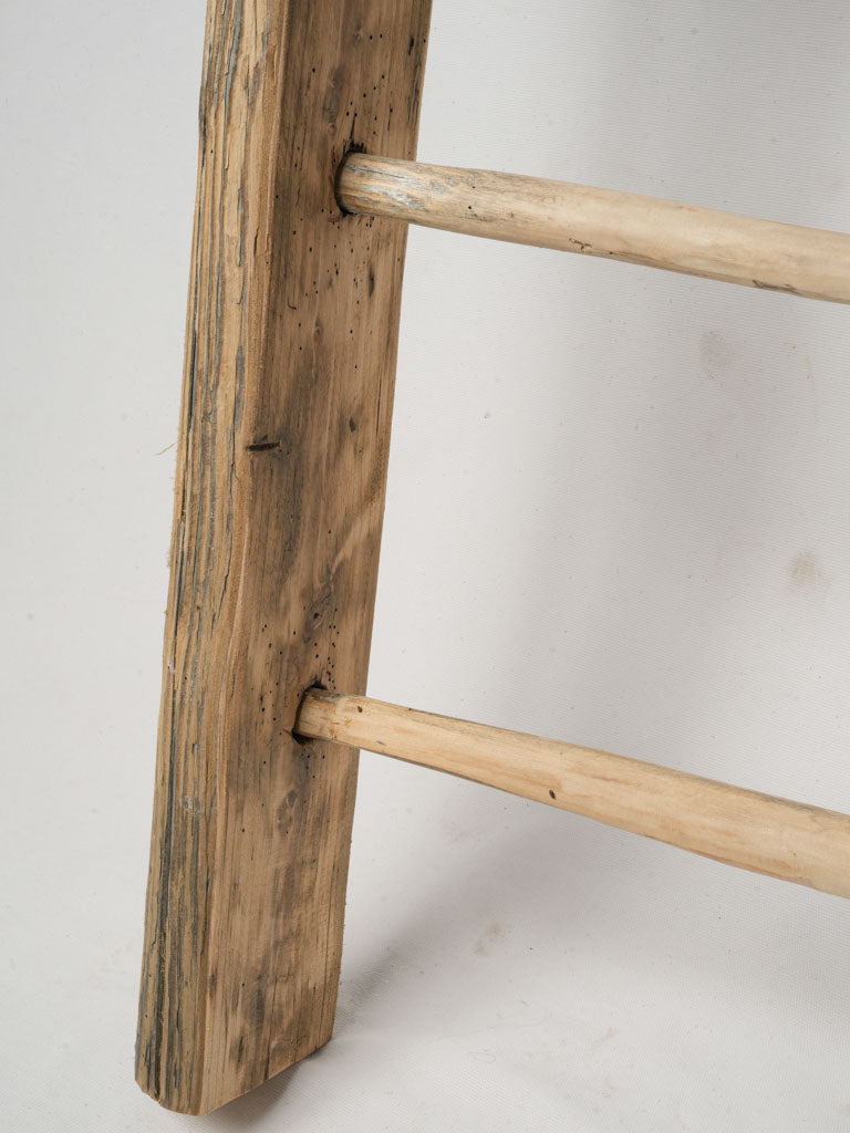 Elegant narrow linen display