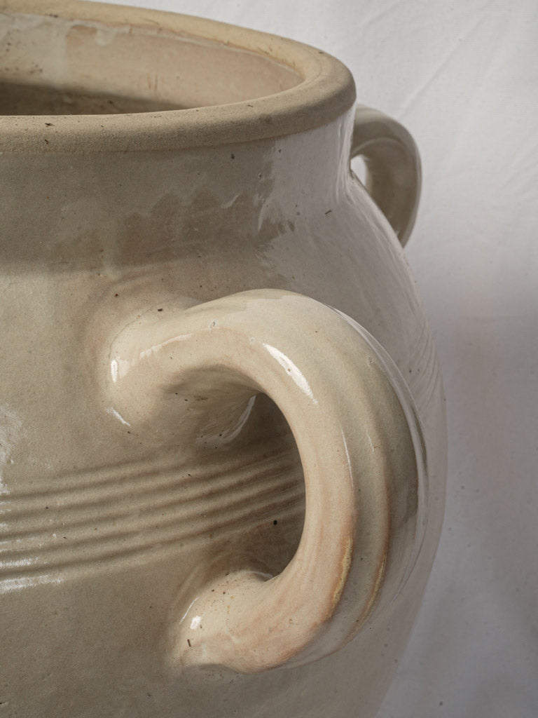 Elegant stoneware with handles