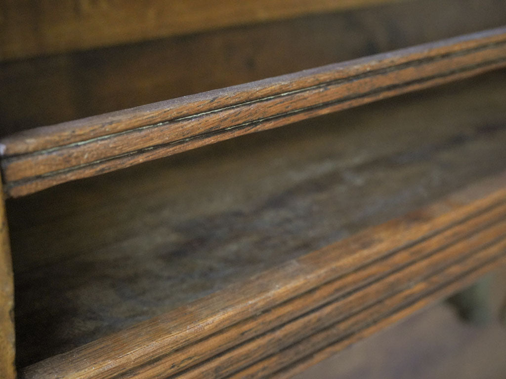 Visually powerful display cabinet