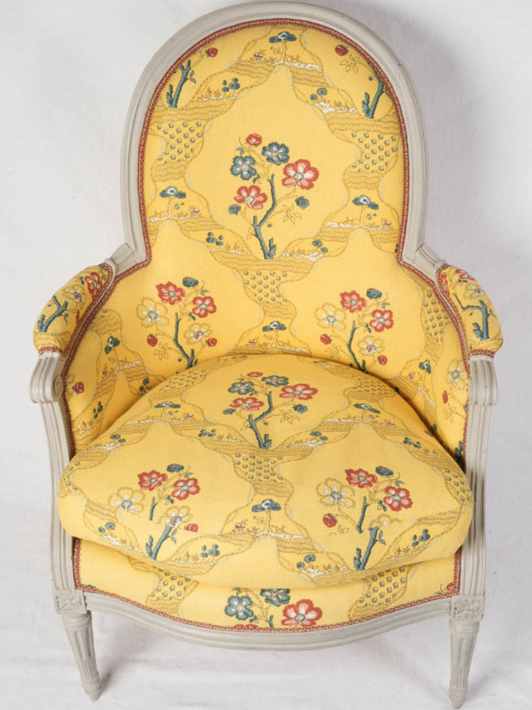 Refined medallion backrest bergère